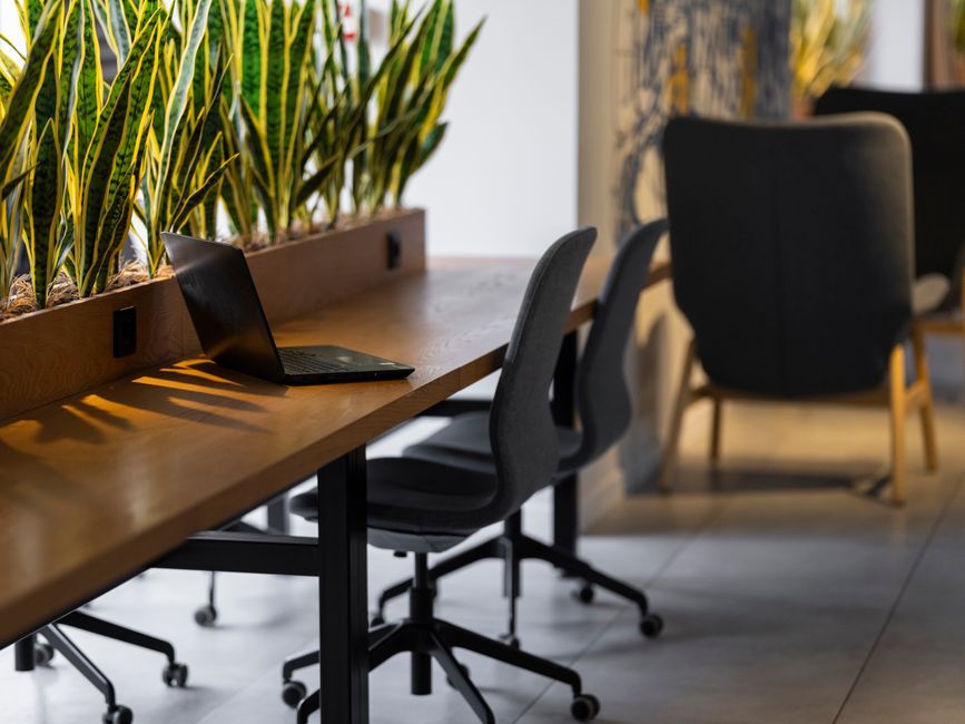 Bureaux partagés 2026 : se lancer freelance sans exploser