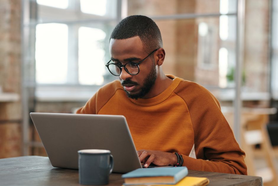 Statut étudiant-entrepreneur 2026 : lancer son freelance en 30 jours sans attendre